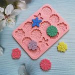 قالب سيليكون على شكل زهور مسطحة مكونة من 12 زهرة قوالب بسكويت الشوكولاتة مثالية لكل المناسبات قوالب زهور صغيرة من السيليكون