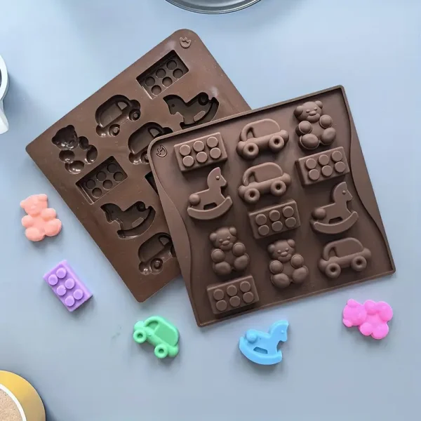 قالب سيليكون واحد على شكل دوارة ودببة ومكعبات بناء، مكون من 12 تجويفًا، مناسب لخبز الحلوى والشوكولاتة والثلج بنفسك