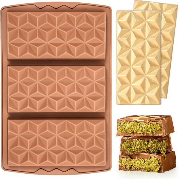 قالب شوكولاتة مُحسّن بعمق أكبر: قالب ألواح شوكولاتة فيماري بعمق 0.85 بوصة، وسمكه كبير بما يكفي لإضافة طبقة من حشوة الفستق والمكسرات. تبلغ أبعاد قوالب الشوكولاتة السيليكونية المستطيلة 11.1 × 7.1 × 0.85 بوصة، بينما تبلغ أبعاد الشوكولاتة النهائية 6.2 × 3 × 0.85 بوصة. جودة عالية: قوالب ألواح شوكولاتة السيليكون المرنة من فيماري خالية من مادة BPA، ومصممة بشكل أقوى، ومصنوعة من مواد فاخرة أكثر سمكًا ومتانة، تدوم لفترة أطول من قوالب الشوكولاتة الأخرى القابلة للكسر. سهلة الفك والتنظيف: بفضل سطحها الممتاز غير اللاصق، يسهل فك قوالب السيليكون الكبيرة والعميقة لدينا، وتتميز بشكلها المفصل الرائع. آمنة للاستخدام في غسالة الأطباق، والمجمد، والفرن، والميكروويف، ومقاومة للحرارة من -40 درجة فهرنهايت إلى +446 درجة فهرنهايت. متعددة الاستخدامات: استخدم قوالب السيليكون لملء ألواح شوكولاتة الفستق، وألواح الحلوى، وقطع الشمع الذائبة، وهي مناسبة لجميع المهرجانات والمناسبات، مثل الهالوين، والكريسماس، ورأس السنة، وحفلات استقبال المواليد الجدد، وأعياد الميلاد، وغيرها. حبٌّ دائم التألق: بفضل تجويفها الهرمي الرائع، تتيح لك قوالب الشوكولاتة العميقة لدينا صنع شوكولاتة دبي الرائعة! إنها طريقة رائعة لصنع ألواح شوكولاتة كنافة الفستق كهدايا، أو تخصيص قطع الشمع الذائبة الخاصة بك كمشروع صغير.